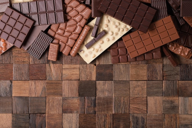 Leite e chocolate escuro na mesa de madeira com espaço vazio