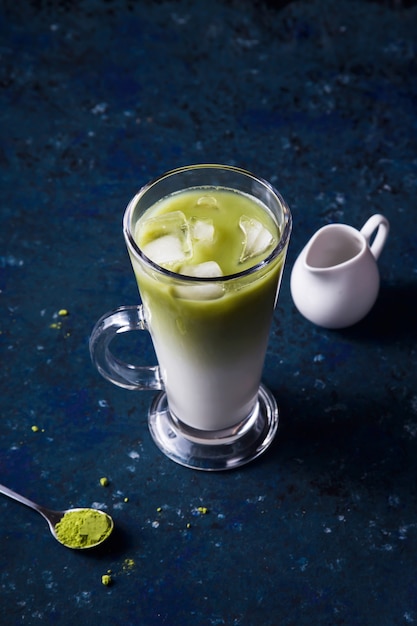 Leite em pó matcha verde e chá gelado de verão