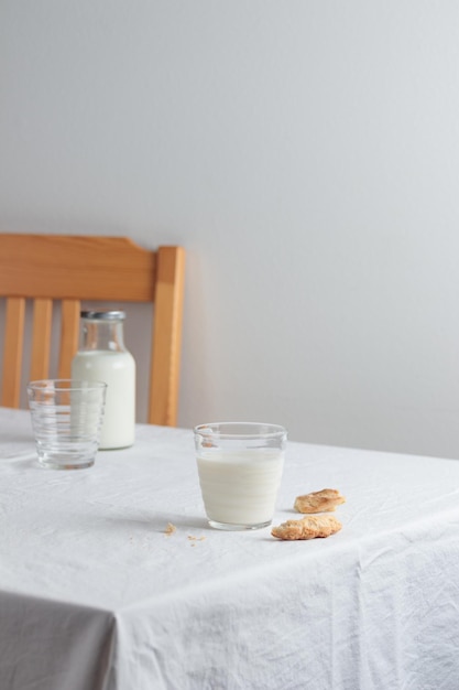 Leite fresco na mesa com toalha de mesa branca
