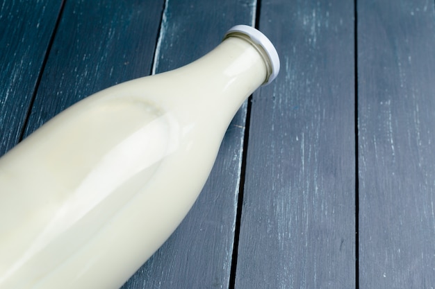 Foto leite integral natural em uma garrafa