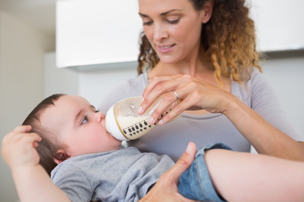 Leite materno para bebê fofo