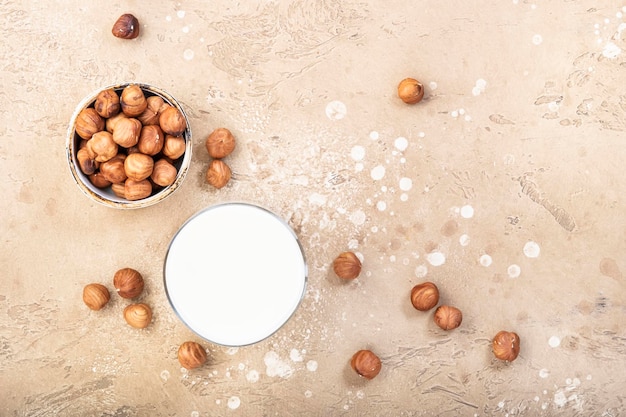 Leite vegano de avelã em garrafas closeup fundo de mesa bege leite alternativo sem laticínios conceito de comida e bebida vegetariana saudável copiar espaço vista superior