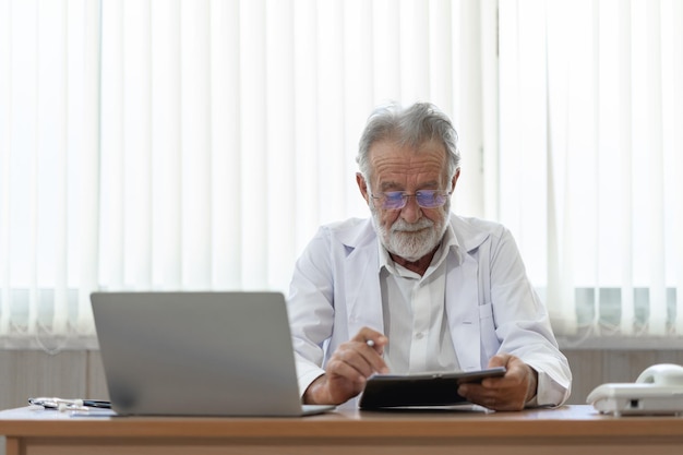 Leitender Arzt trägt ein Headset Medizinische Online-Chat-Beratung aus der Ferne Telemedizin Ferndienste Telegesundheitskonzept