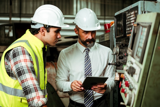 Foto leitender projektmanager in einer industriefabrik