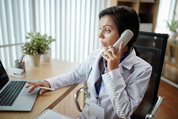 Leiter der Klinik am Telefon sprechen