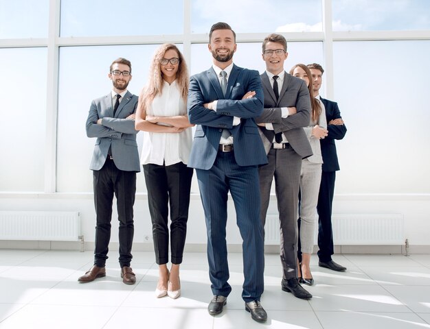 Leiter und Geschäftsteam stehen auf einem geräumigen Bürofoto mit Kopierraum