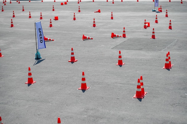 Leitkegel sind auf der TestDrive-Straße angeordnet.