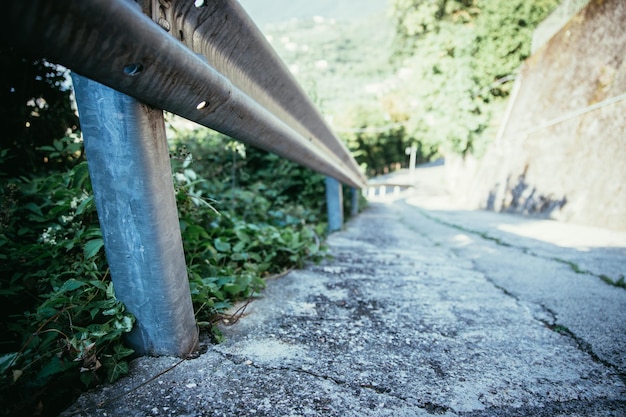 Leitplanken auf einer verlassenen asphaltierten italienischen Straße