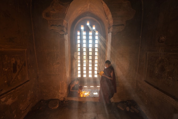 Leitura budista nova da monge do principiante em Bagan Myanmar.