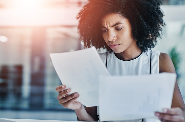 Leitura de papelada e mulher frustrada no escritório para contabilidade orçamento e gestão Estresse administradora e documentos da empresa no local de trabalho para revisão desenvolvimento e análise de relatório de negócios