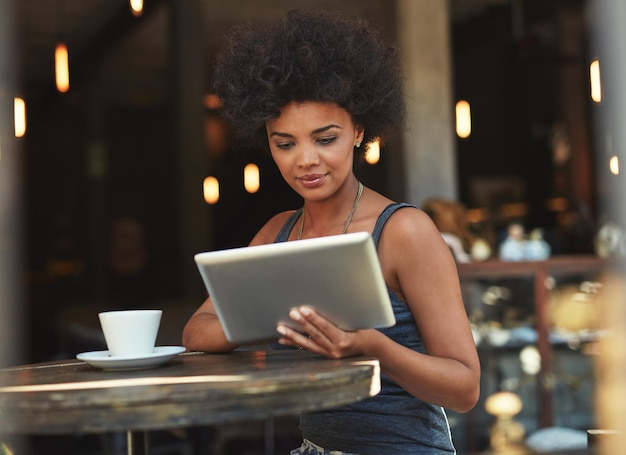 Leitura de tablet, digitação e cliente de varejo de mulher de cafeteria ou gerente fazendo pesquisa de hospitalidade para crescimento de inicialização Análise de revisão e verificação pessoal de café de restaurante ou estatísticas de vendas de loja