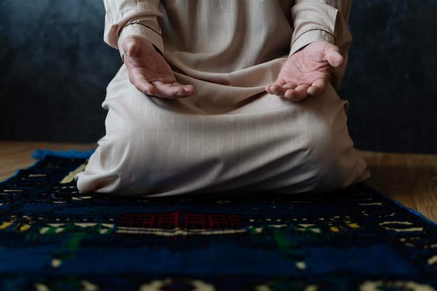 Leitura e oração do Alcorão Fim do jejum Dia de Hari Raya Celebração de Eid alFitr Quebra do dia sagrado de jejum