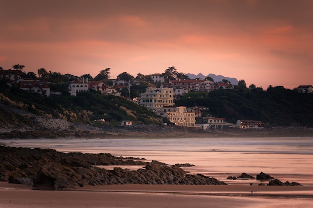 Lejos de la ciudad de Getaria junto al mar, País Vasco.