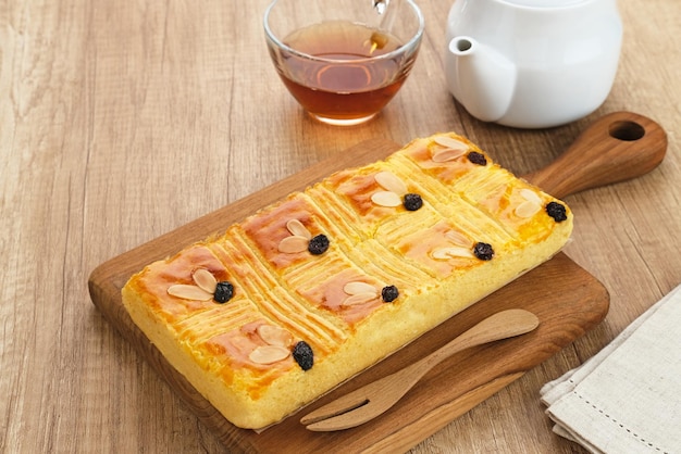 Lekker Holland oder holländischer Butterkuchen (Boterkoek), hergestellt aus Butter, Mehl, Eiern und Zucker mit Mandeln