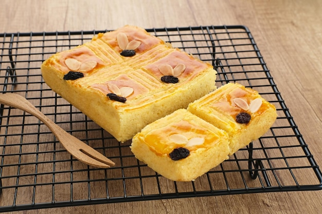 Lekker Holland oder holländischer Butterkuchen (Boterkoek), hergestellt aus Butter, Mehl, Eiern und Zucker mit Mandeln