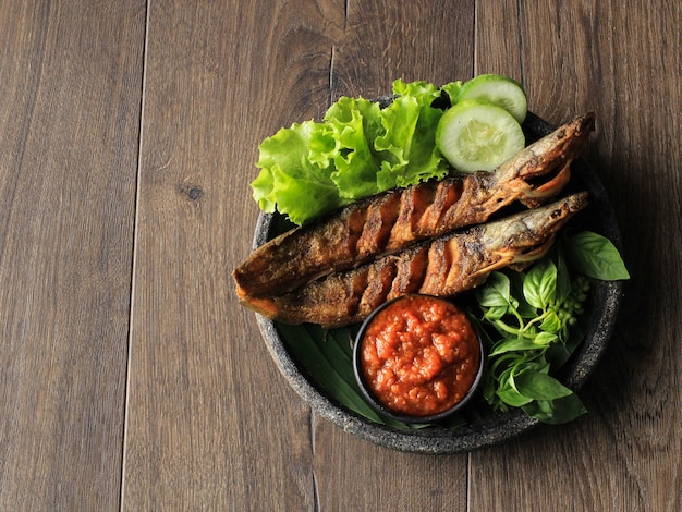 Lele Goreng ou peixe-gato frito é comida culinária tradicional indonésia. Pasta de tomate bagre e pimenta, comida de rua popular chamada Pecel Lele Lamongan ou Penyetan Lele