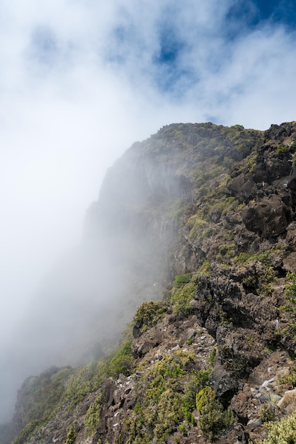 Leleiwi pasa por alto la montaña Haleakala en Maui