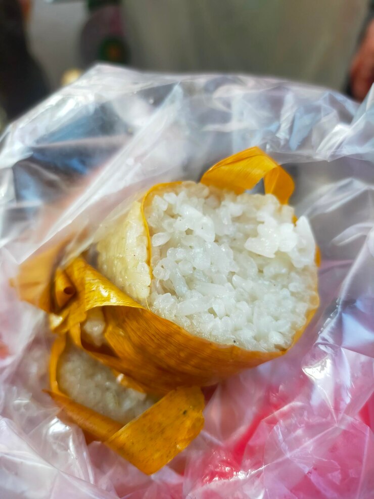 El lemang es un alimento tradicional indonesio hecho de arroz pegajoso