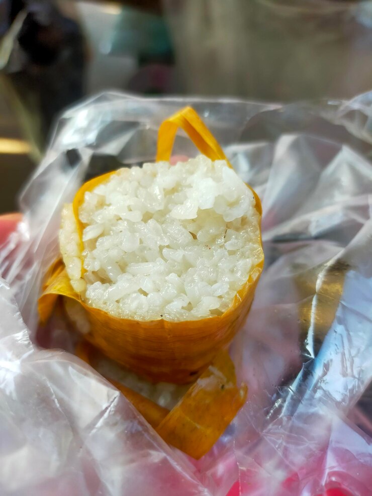 El lemang es un alimento tradicional indonesio hecho de arroz pegajoso