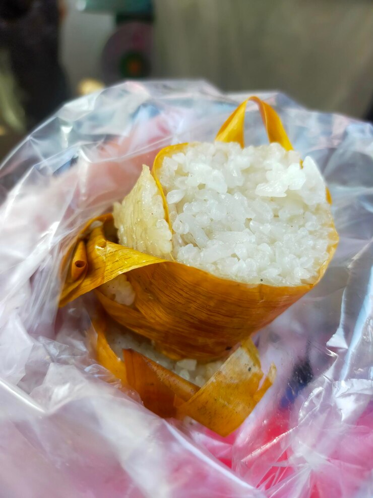 El lemang es un alimento tradicional indonesio hecho de arroz pegajoso