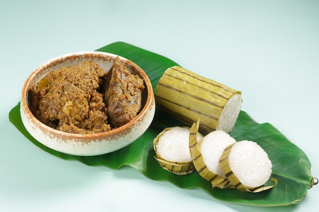 Lemang o arroz glutinoso envuelto con hoja de plátano es una comida malaya tradicional llamada Juadah Raya