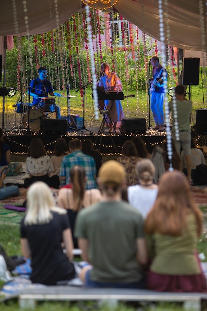 Foto lemberg ukraine 16. juli 2021 konzert im öffentlichen park der stadt yoga day band vor ort