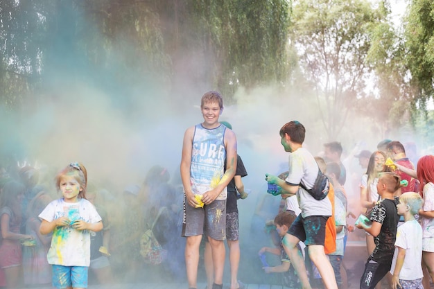 Lemberg Ukraine 18. Juli 2021 Farbe Holi Festival eine Menschenmenge Erwachsene und kleine Kinder werfen bunte Farbe indische Feiertagskinder, die auf einer Holzbühne laufen