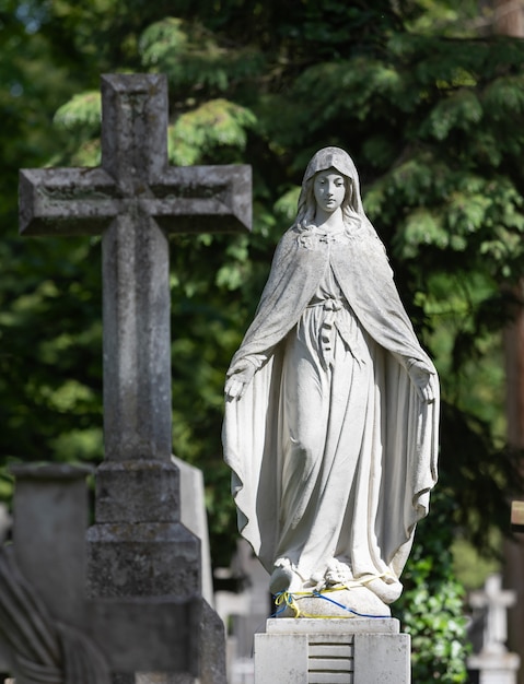 Lemberg, ukraine - 25. mai 2020: alter lytschakiw-friedhof in lemberg. alte statue auf dem grab auf dem friedhof von lychakivskyj