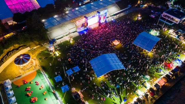 Lemberg, Ukraine - 26. Juni 2021: Draufsicht von oben auf das Jazzfest in Lviv im Sommer Nachtzeit