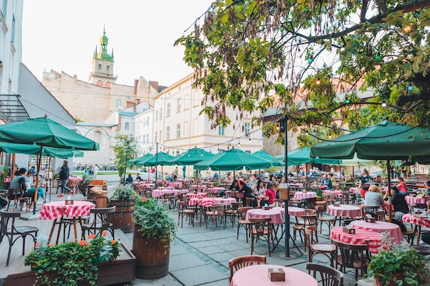 Lemberg Ukraine 5. September 2019 Menschen essen reden trinken im Café-Restaurant im Freien