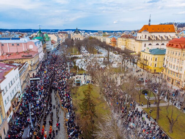 Lemberg, Ukraine - 6. April 2018: Prozession mit einem großen Kreuz. Die Menge geht von Tempel zu Tempel