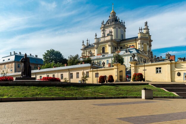 Lemberg, Ukraine, 8. August 2019, der Platz von Syaty Jura, die katholische Kirche St. Jura in Lemberg