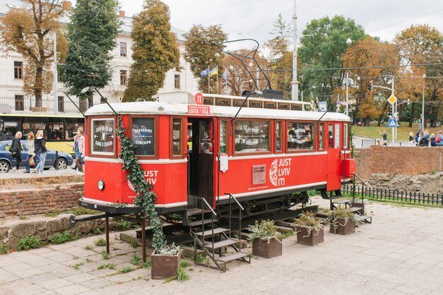 Lemberg, Ukraine. Rote Tram, die Andenken in der alten Stadt verkauft