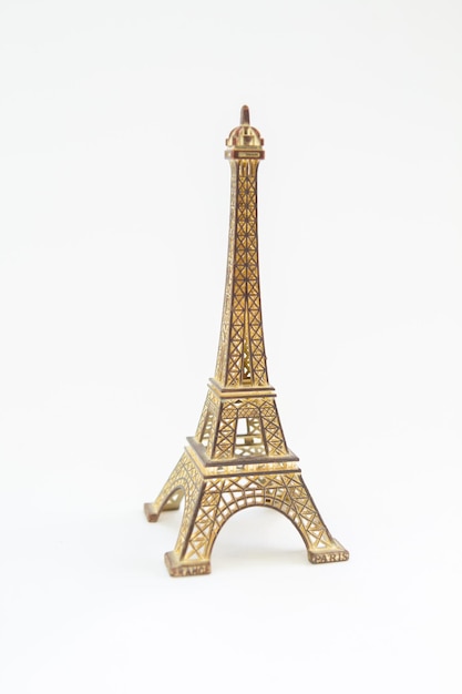 Lembrança da torre Eiffel em um fundo branco