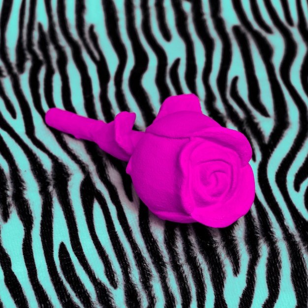 Lembrança de rosa na impressão de zebra animal. Arte minimalista