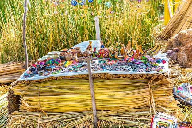 Lembrança em ilhas flutuantes lago titicaca peruamérica do sul loja de rua com ponchosornaments de pano de cachecol colorido