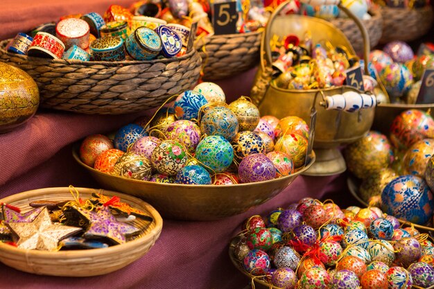 Lembranças de Natal no balcão na Europa, Bolas de Natal de vidro pintado com contos de fadas.