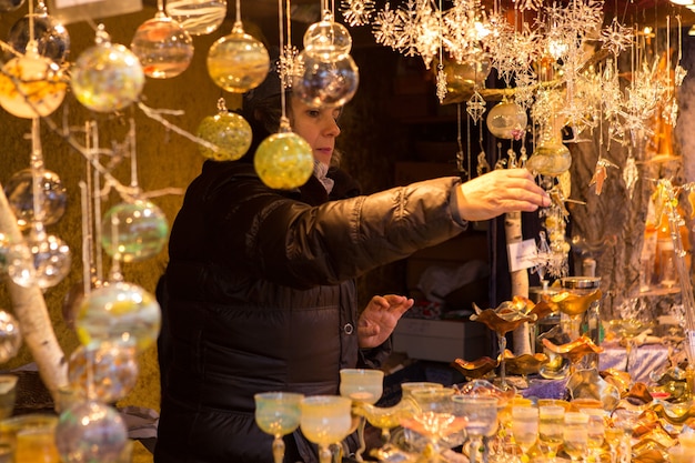 Lembranças de Natal no balcão na Europa, Bolas de Natal de vidro pintado com contos de fadas.