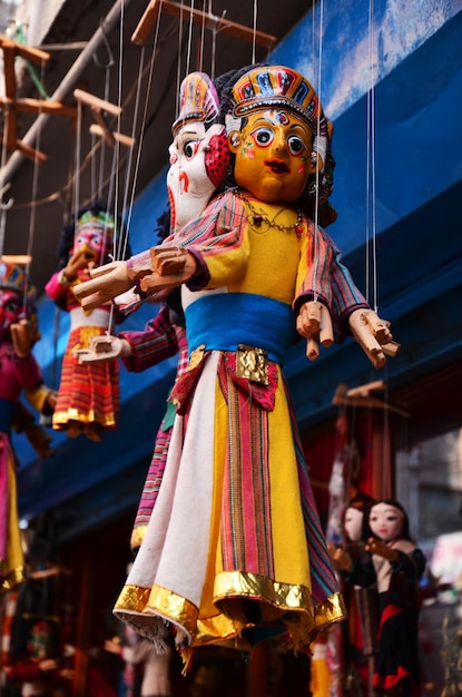 Lembranças e presentes brinquedos bonecos imagem divindade estilo e figura marionete demônio em Kathmandu Nepal