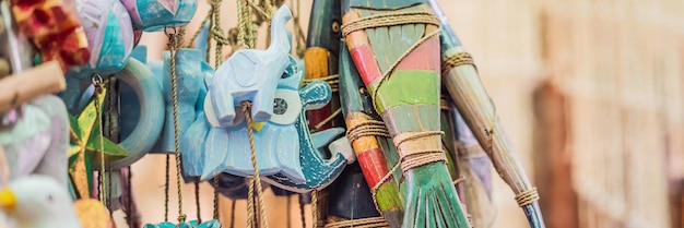 Lembranças típicas e artesanato de bali no famoso formato longo da bandeira do mercado de ubud