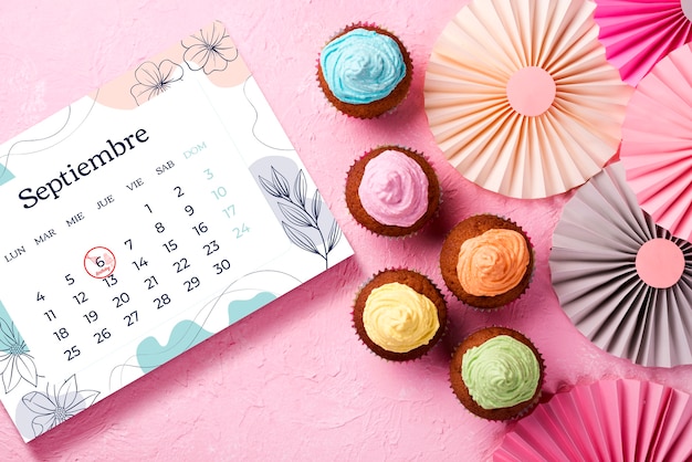 Foto lembretes de aniversário no calendário e cupcakes