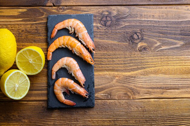 Lemon Raw frische Garnelen Zutaten klassisches Rezept auf Holztisch