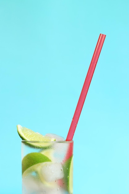 Lemonade mit Eis und Limette auf einem hellblauen Hintergrund Sommercocktail mit kaltem Getränk Kopierplatz