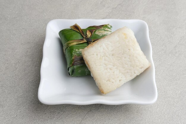 Lemper es un bocadillo salado de Indonesia hecho de arroz glutinoso relleno de pollo desmenuzado sazonado