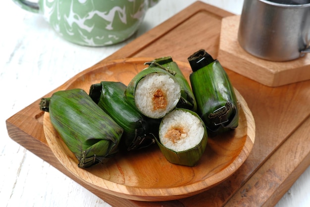 lemper es un plato tradicional indonesio hecho de arroz glutinoso o pegajoso, cocido al vapor con leche de coco,