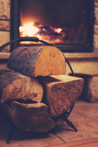 Leña y chimenea en casa