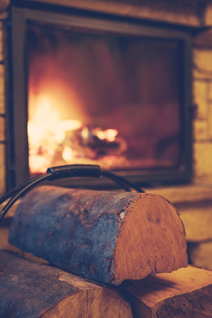 Leña y chimenea en casa