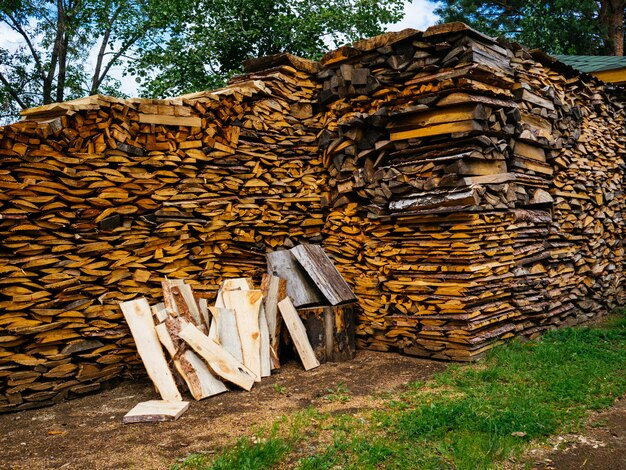 Leña para el invierno. Estufa de leña para leña