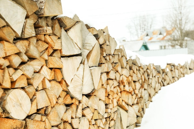 Leña leña natural doblada al aire libre para usar en invierno