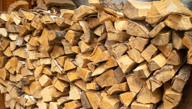 Foto leña de leña de troncos cortados para calentar la casa fondo de madera